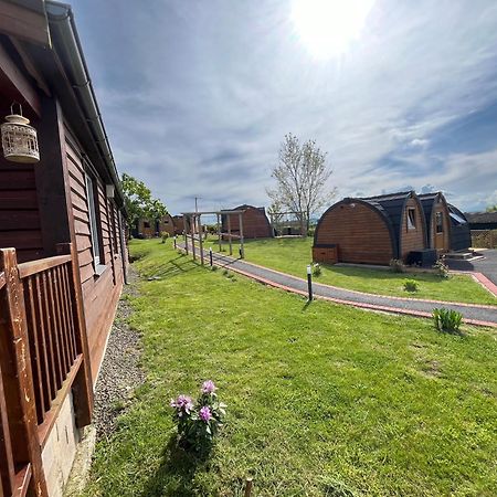 Готель Hedgehog Glamping Pod School House Farm Leighton  Екстер'єр фото