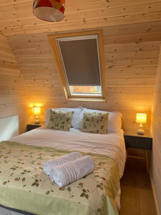 Готель Hedgehog Glamping Pod School House Farm Leighton  Екстер'єр фото