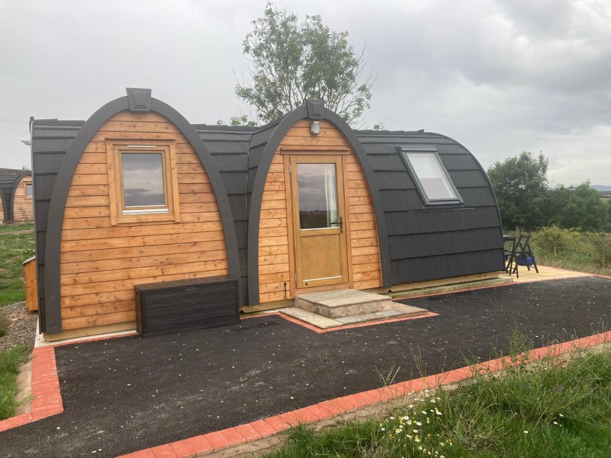 Готель Hedgehog Glamping Pod School House Farm Leighton  Екстер'єр фото
